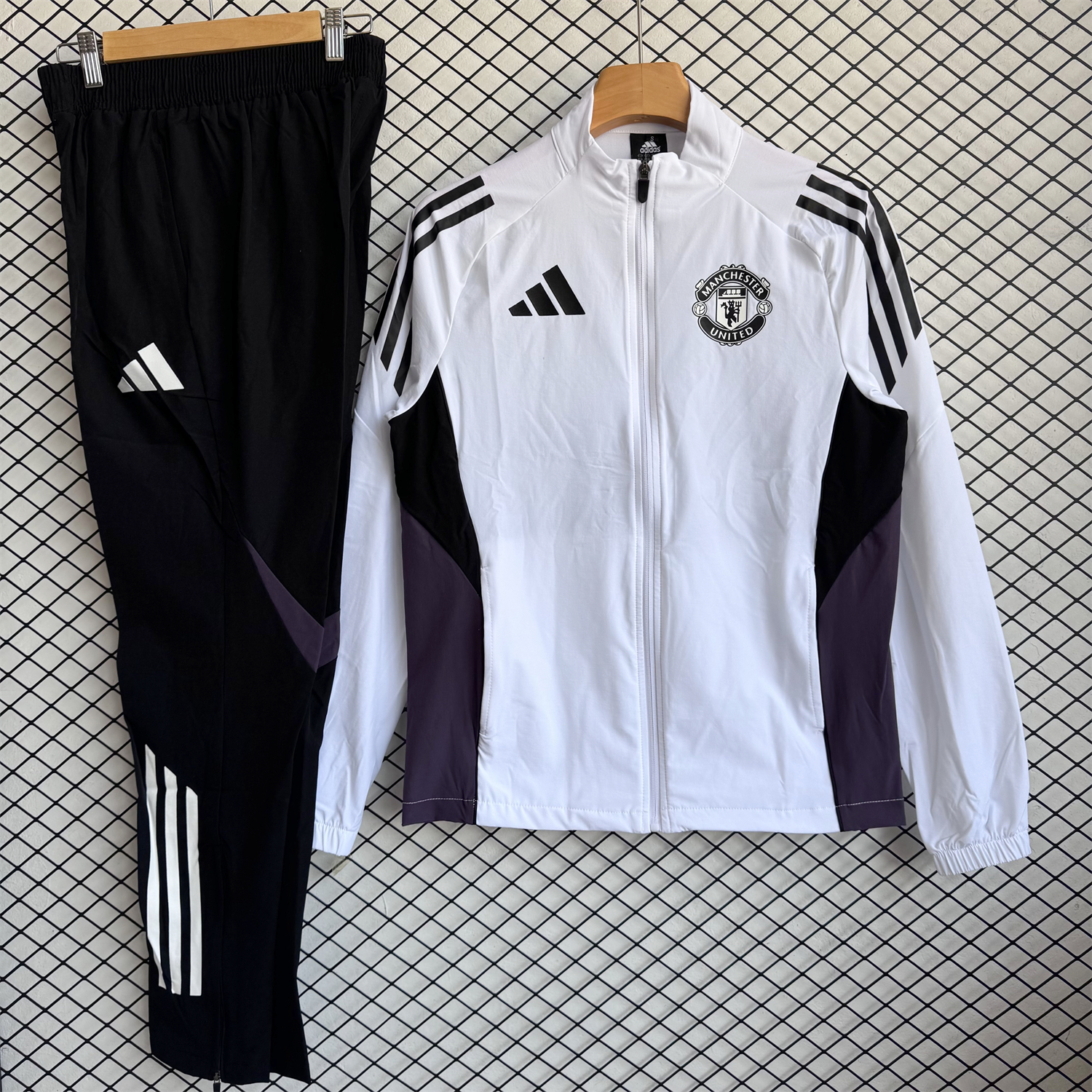 Manchester United 25-26 Windbreaker Training Set - White Top and Black Pants - JerseysGala