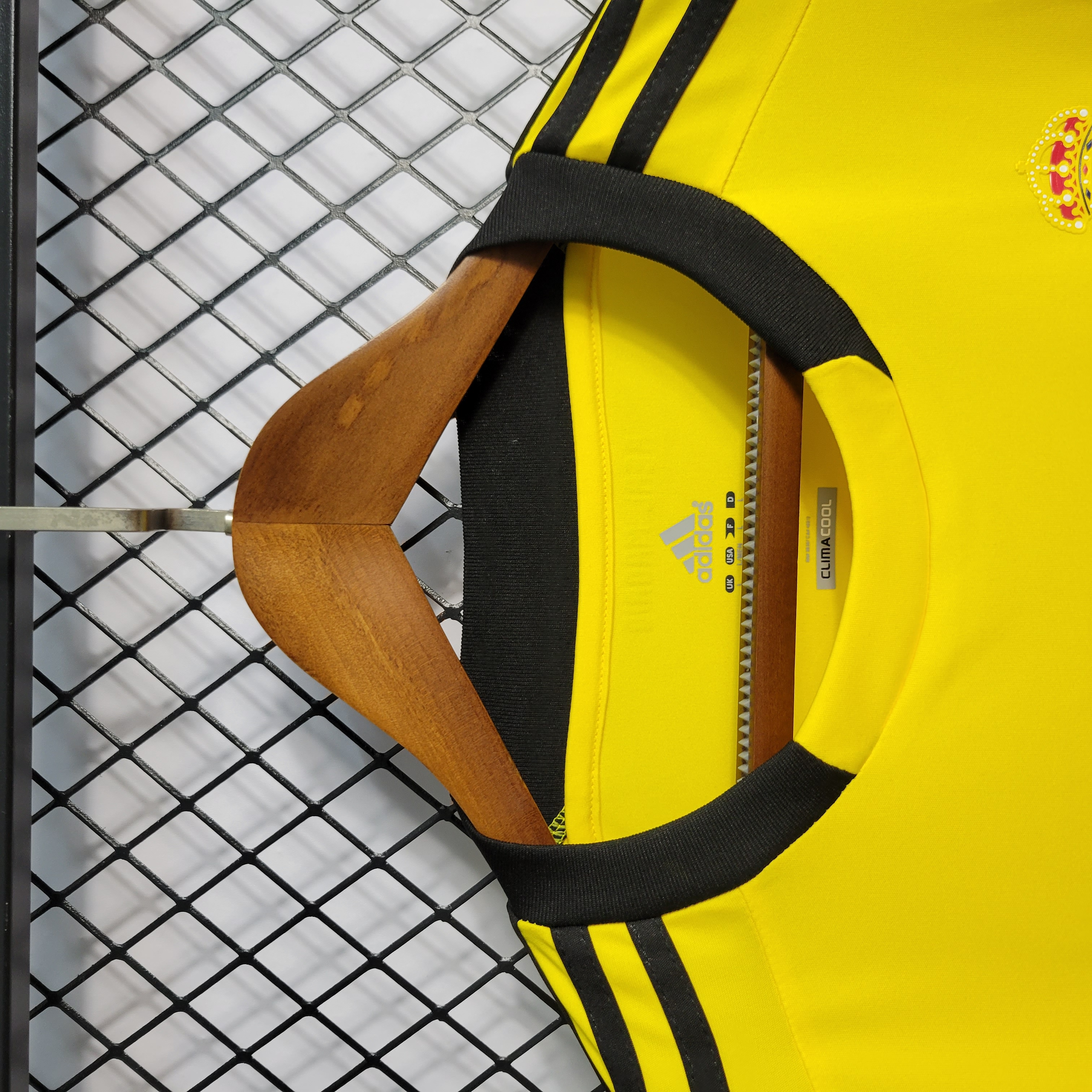 Retro Real Madrid 11-12 Yellow Goalkeeper Jersey - JerseysGala