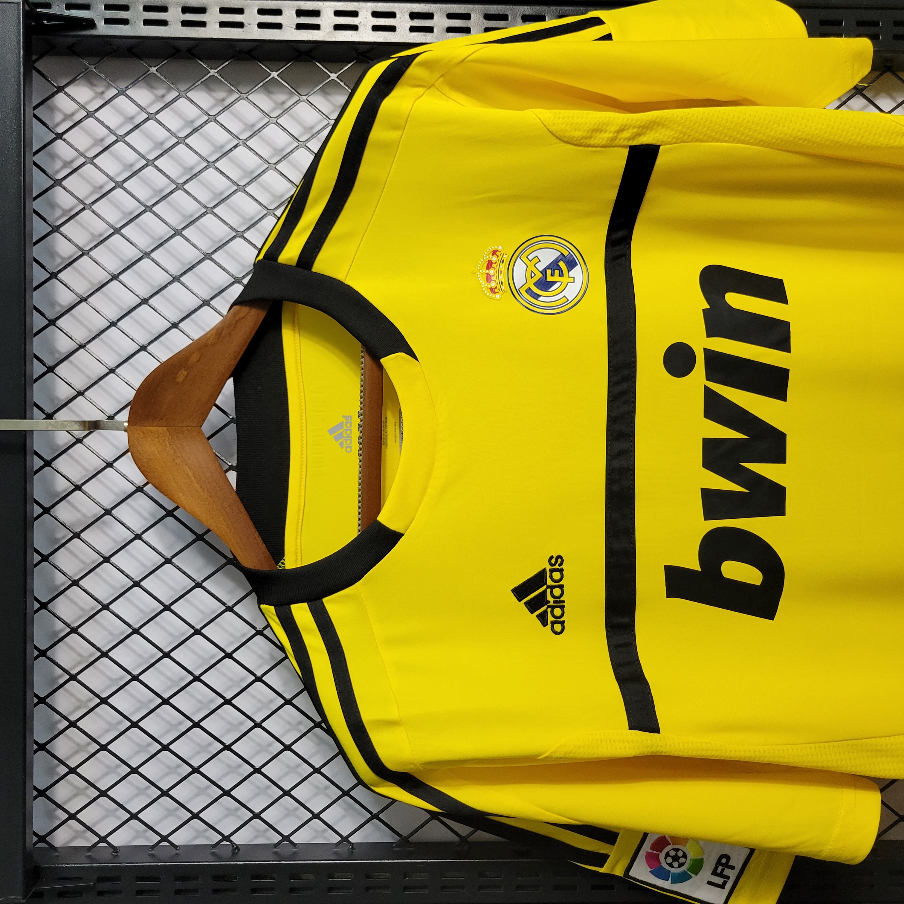 Retro Real Madrid 11-12 Yellow Goalkeeper Jersey - JerseysGala