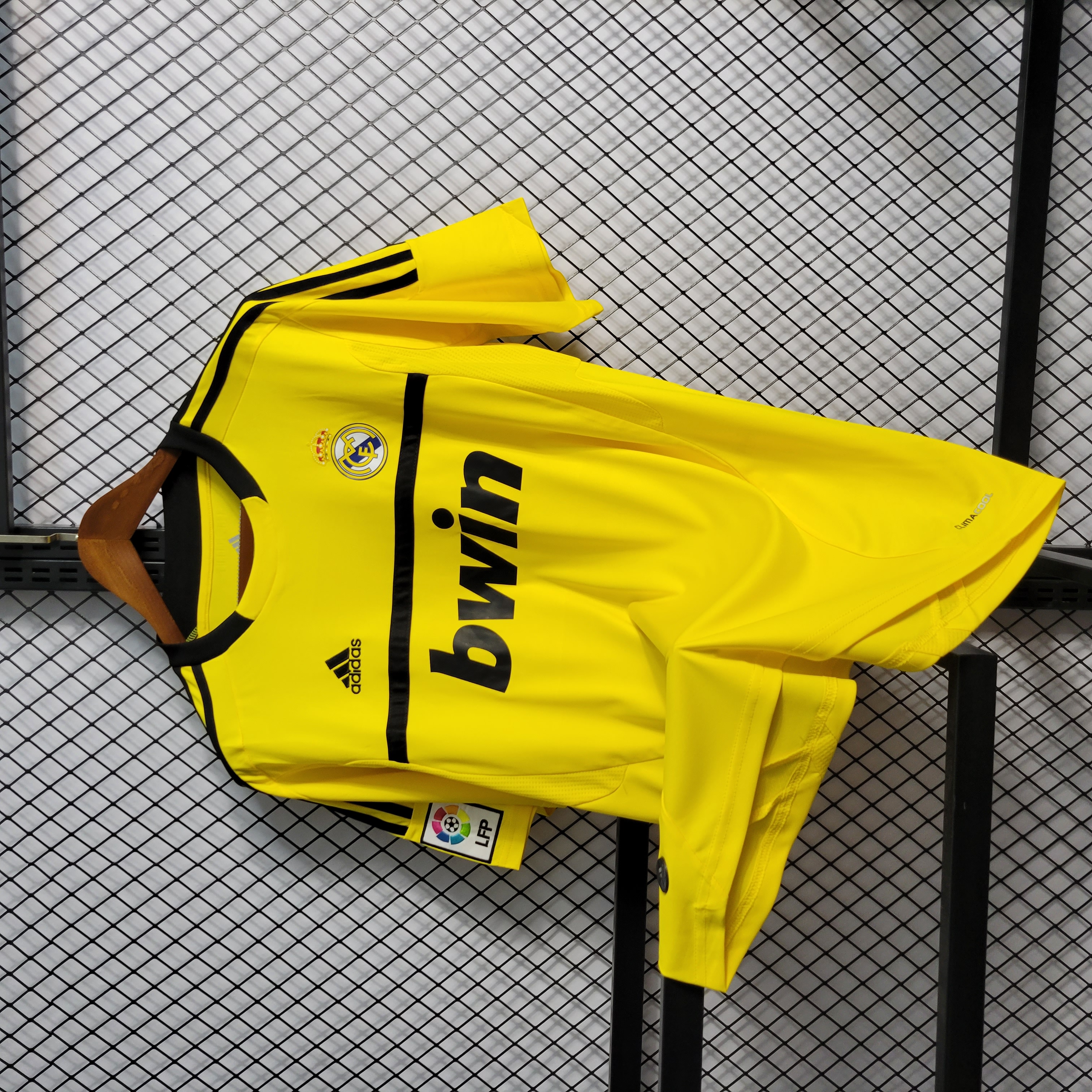 Retro Real Madrid 11-12 Yellow Goalkeeper Jersey - JerseysGala