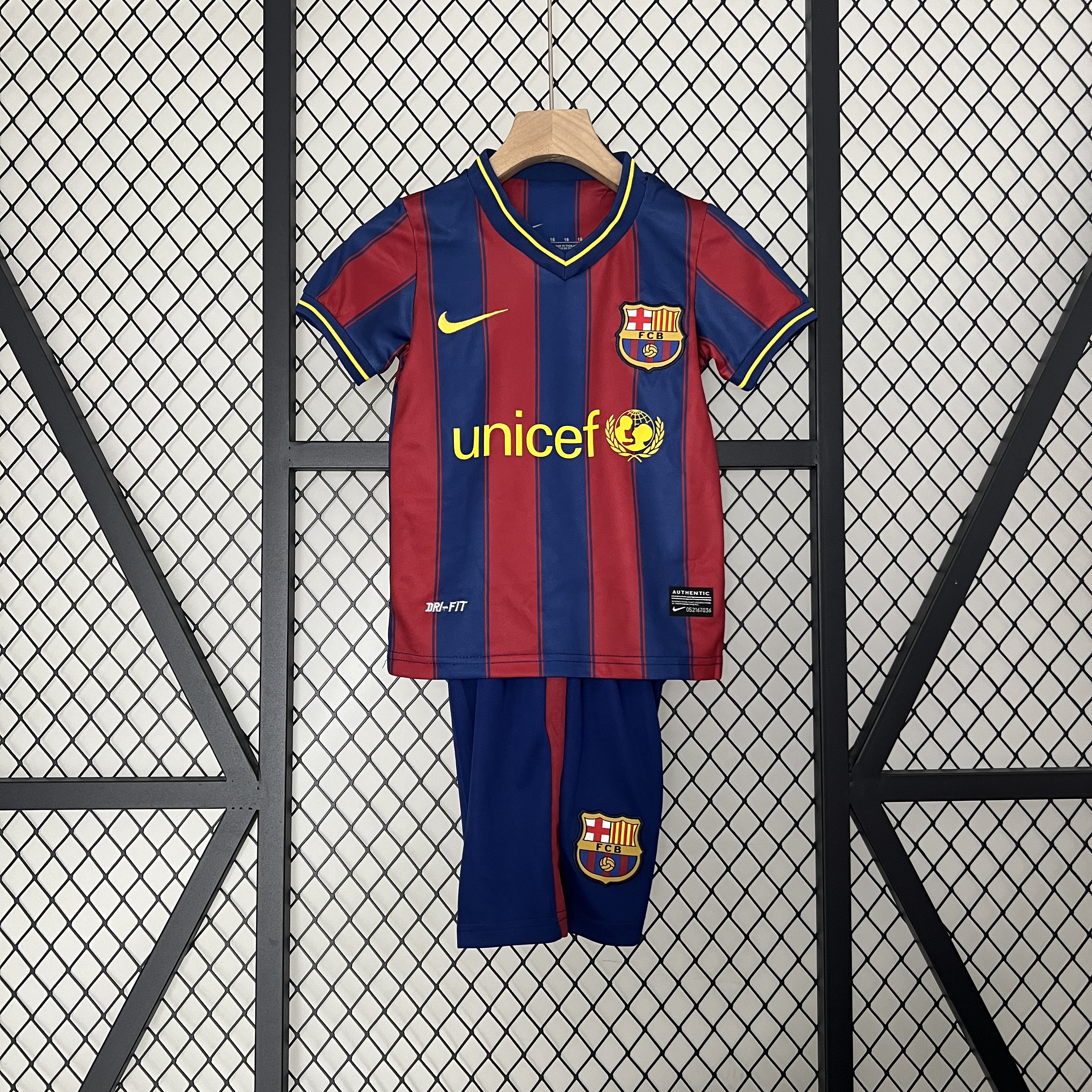 Retro B.A.R.S.A 2009-10 Home Stadium Kids Kit - JerseysGala