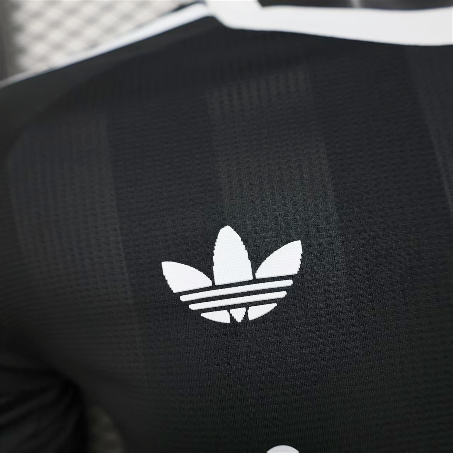 Liver.pool 25-26 Black Trefoil Goalkeeper Jersey - Player Version - JerseysGala