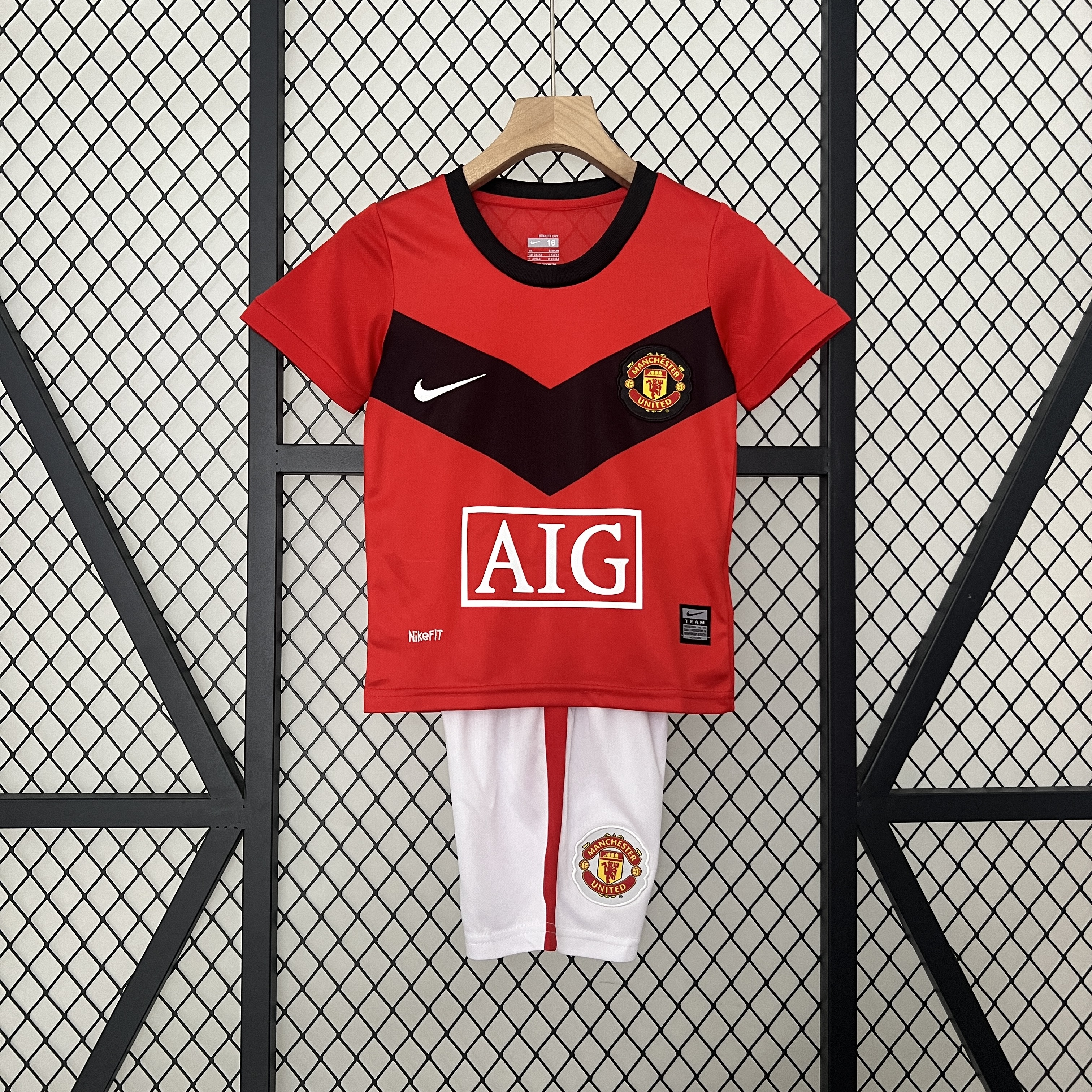 Manchester United Retro 2009-10 Home Stadium Kids Kit - JerseysGala