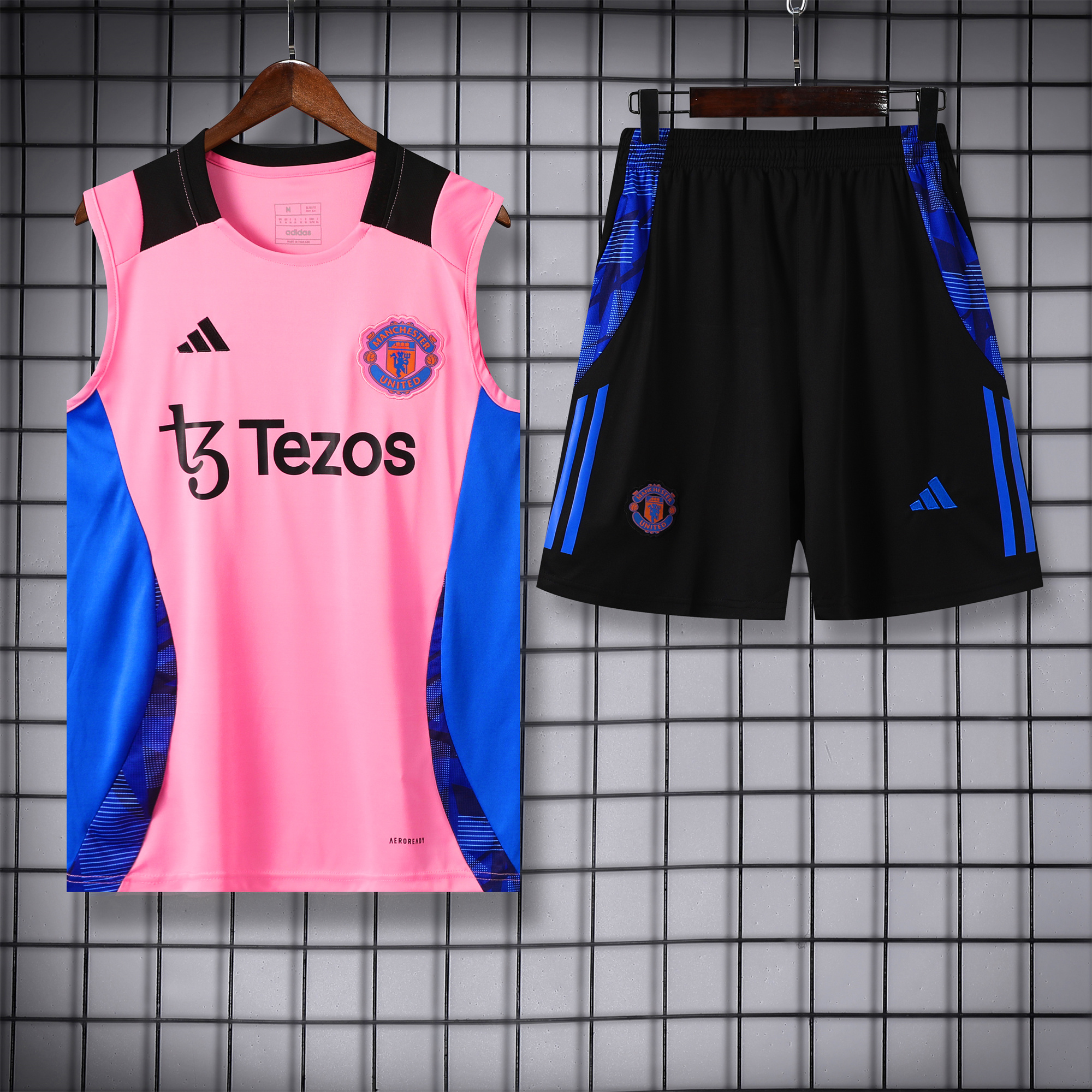 Manchester United 24-25 Vest Training Set - Pink Vest & Black Shorts - JerseysGala