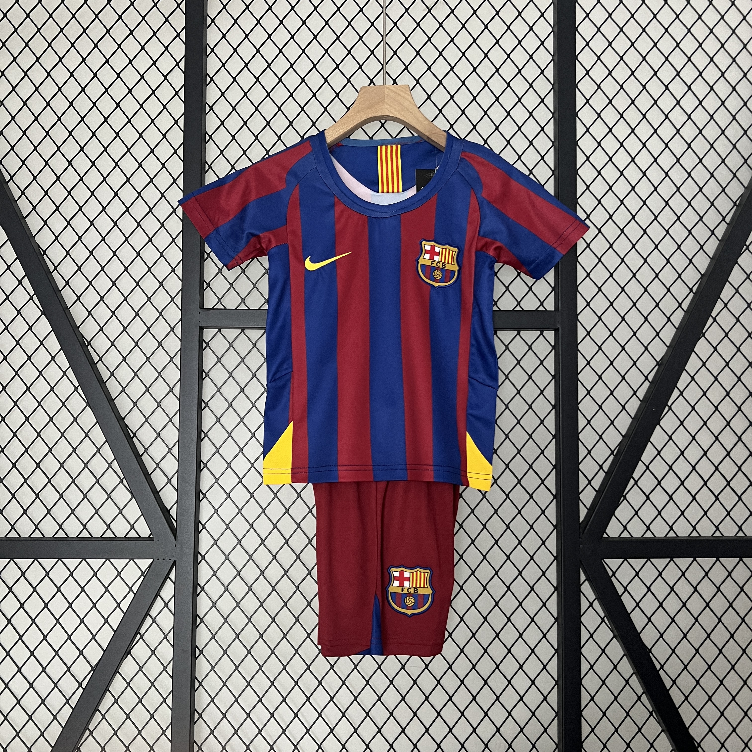Retro Barcelona 2005-06 Home Stadium Kids Kit - JerseysGala
