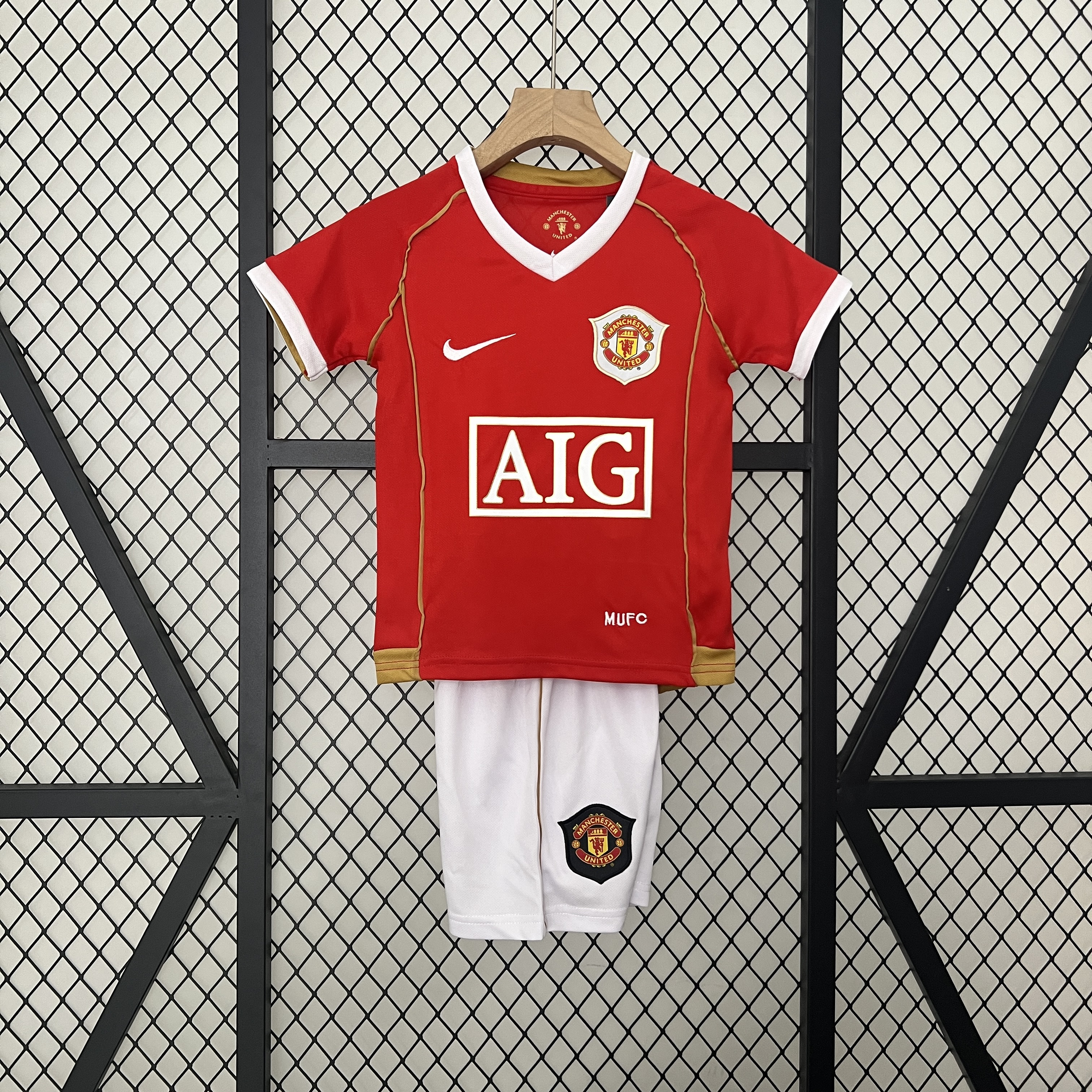 Retro Manchester United 2006-07 Home Stadium Kids Kit - JerseysGala
