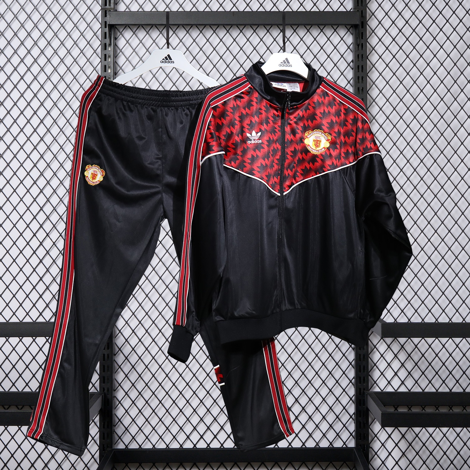 Manchester United 25-26 Training Set - Red Black Top and Black Pants - JerseysGala
