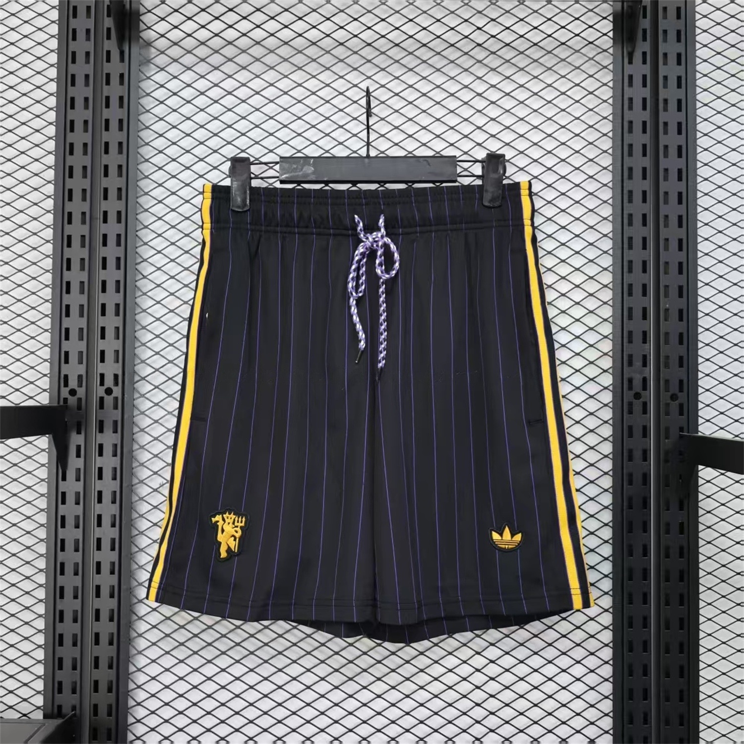 Manchester United 25-26 Trefoil Black Travel Shorts - Player Version - JerseysGala