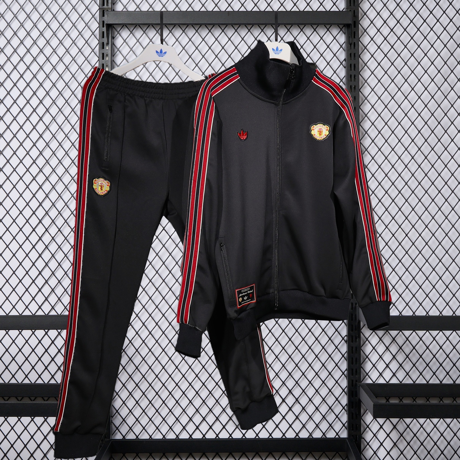 Manchester United 25-26 Red Lines Training Set - Black Top and Black Pants - JerseysGala