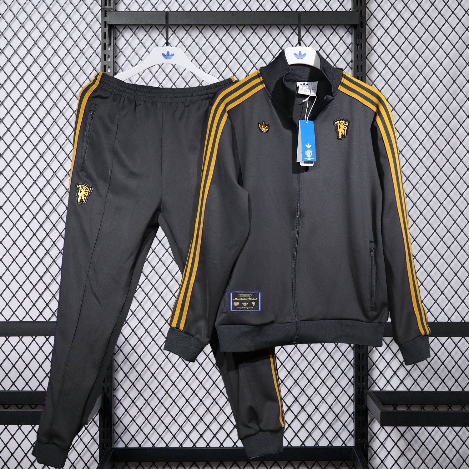 Manchester United 25-26 Pure Color Training Set - Black Top and Black Pants - JerseysGala